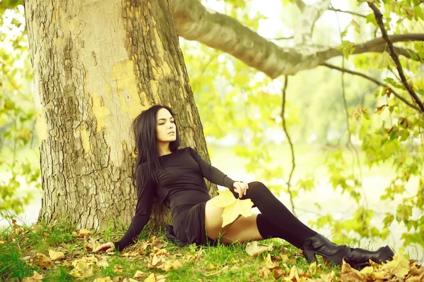 Žena venkovní na podzim — Stock fotografie