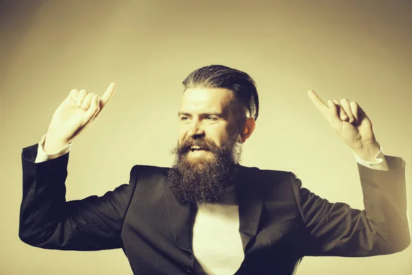 Бородатий красивий чоловік в піджаку — стокове фото