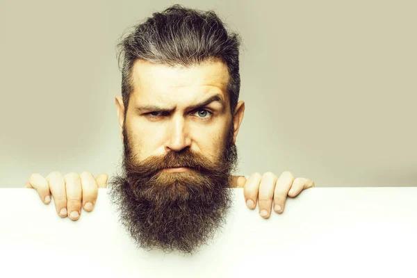 Bearded serious man with paper — Stock Photo, Image