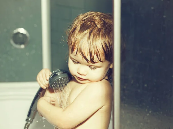 Menino pequeno no chuveiro — Fotografia de Stock