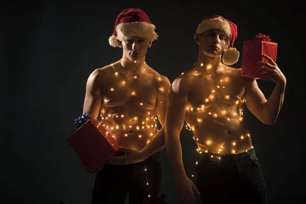 Twins santa met gespierd lichaam in garland — Stockfoto