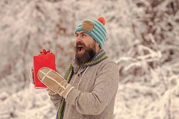 Weihnachtsglücklicher Mann mit Bart hält Geschenkbox in der Hand. — Stockfoto