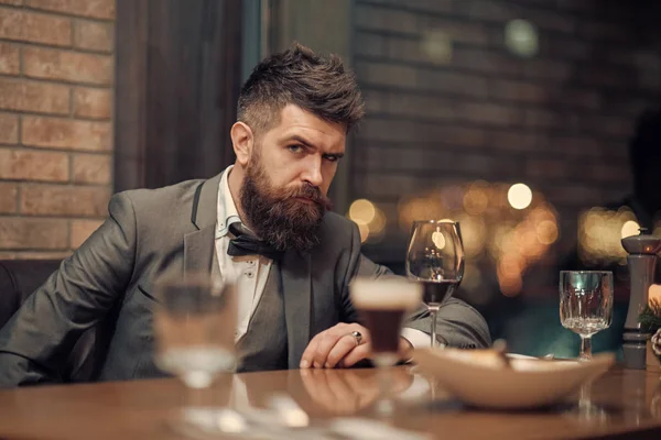 Selbstbewusster, scharf gekleideter Mann mit einem Glas Wein — Stockfoto