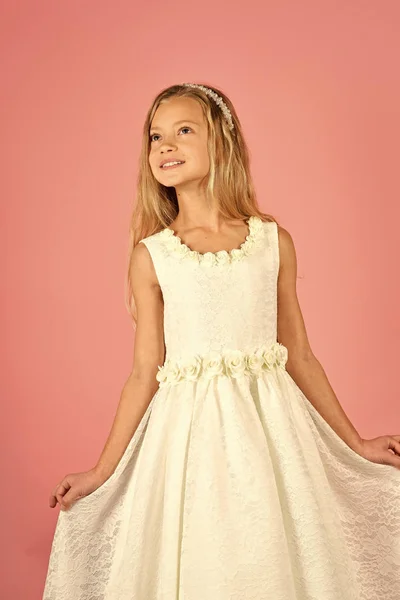 Niña en vestido de moda, baile de graduación. niña o niño en vestido de novia blanco . — Foto de Stock