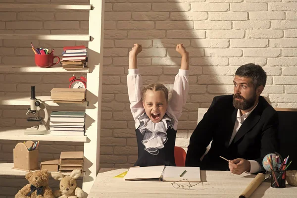 娘と父親のれんが造りの白い背景の上の教室 — ストック写真