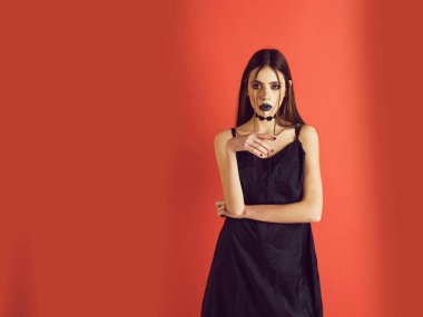 Kız elbiseli güzel saç modeli ile siyah makyaj vardır