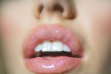 O dişlek bir gülümsemesi var. Botox tedavisi. Sexi kadın seksi dudaklar. Gülümsemek. Dudaklar için silikon enjeksiyonu. Silikon diş diş telleri. Diş Bakımı. Botox ve dolgu. Bu doğal bir görünüm için makyaj alır