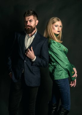 Sonbahar moda trendleri. Moda stil aşık çift. İlişkileri seviyorum. Moda çift seksi kadın ve sakallı dostum. Dostane ilişkiler zevk. Sonbahar sokak stili. Heyecan verici stil