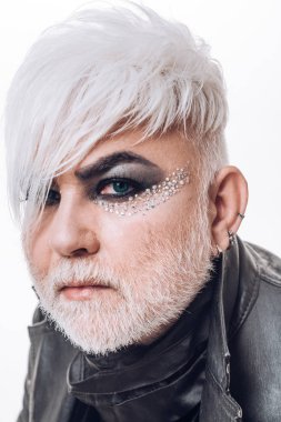 Biseksüel güzeldir. Transseksüel hakları destekler. Transseksüel kişi. Erkek makyaj göz. Erkek makyaj sakallı adam. Moda saç modeli ile egzotik hipster adam. Hippi moda stil