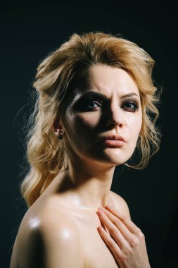 Benim stilini değiştirme seviyorum. Saç Bakımı. Kadın moda. Seksi kadın giyim dekoratif makyaj. Uzun sarı saçlı kadın. Seksi kız. Moda gidin. Saçım uzun olduğunda kuaföre git