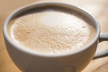 taze sabah süt ve krema köpük ile kahve. mükemmel sabah americano ya da espresso kahve ile. burada, en iyi kahve barista. kafe veya kahve dükkanı ve içme rahatlayın. Sabahları iyi başlangıç