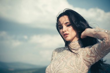 Makyaj kozmetik ve cilt bakımı. Kadın moda portre. Neşeli sevimli kız açık. Uzun esmer saçlı güzel kız. Güzellik salonu ve Kuaför, kopya alanı. Seksi manken. Yüz Bakımı