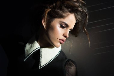 Makyaj, klasik tarzı Vintage kadınla. Güzellik ve moda bak. Harika ve güzel. Retro tarzı makyaj moda kadın. zarif kız kıvırcık saçlı. Gerçekten tatlı bir kız