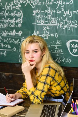 Sakin ol ve çekmek ve tutmak mümkün olacak daha fazla öğrenci çok. Öğrenci eğitim zor sınavı. Öğretmen öğrencilerin hedefleri yeniden değerlendirmek zorunda kalacak.