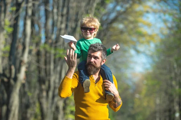 Padre e hijo se divierten en el parque de ocio. Amante padre llevar pequeño hijo en hombro divertirse al aire libre. La mejor manera de viajar — Foto de Stock