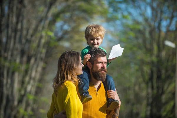 Relación familiar. Esposa y marido con hijo pequeño disfrutan de un día soleado en el parque, relación genética. Socio de confianza con un pensamiento similar — Foto de Stock