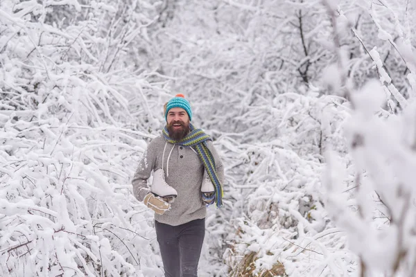 Hombre barbudo con patines en el bosque nevado . — Foto de Stock