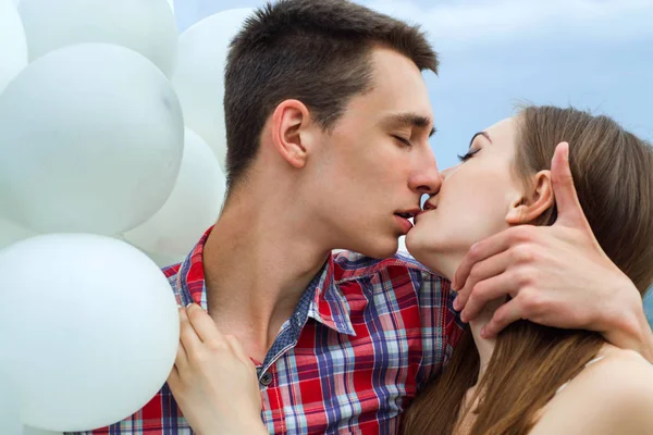 Un beso lleno de amor. Pareja enamorada. Hombre y mujer enamorándose. Hombre guapo y mujer guapa se besan en globos aéreos. Besos pareja tener relaciones románticas — Foto de Stock