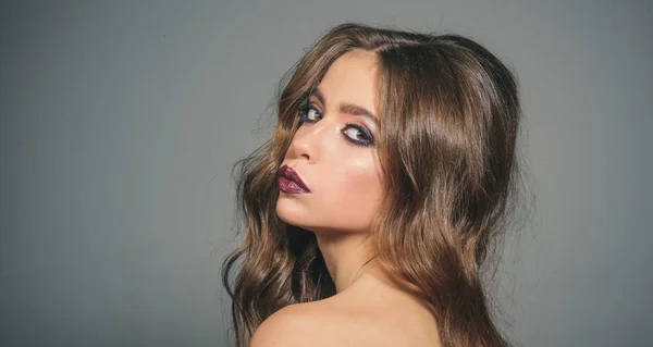 Schoonheidssalon en kapsalon. mode meisje met glamour make-up. Portret van de mode voor de vrouw. vrouw met mode make-up en lang krullend haar. Make-up cosmetica en huidverzorging. Vertrouwen in haar stijl — Stockfoto