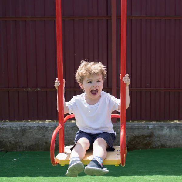 Laisse les cheveux brillants. Petit garçon aux cheveux blonds. Petit enfant avec une coupe de cheveux élégante. Garçon enfant avec coupe de cheveux courte. Une routine de soins capillaires. Habitudes de soins capillaires saines. Traitement des cheveux sans déchirure — Photo