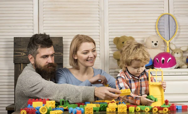 Padre y madre con constructor de juegos infantiles. Feliz infancia. Cuidado y desarrollo. niño pequeño juega con los padres en casa. Un niño pequeño con papá y mamá. feliz día de la familia y los niños. Nuestros recuerdos — Foto de Stock