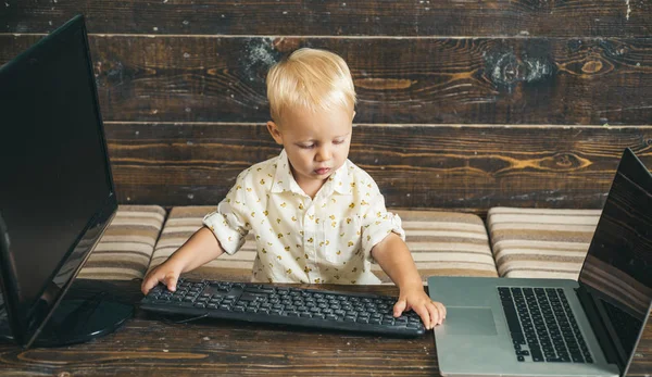 Peuter jongen gebruik van nieuwe technologie voor online onderwijs als onderdeel van het moderne leven. Moderne leven in de kleuterschool — Stockfoto