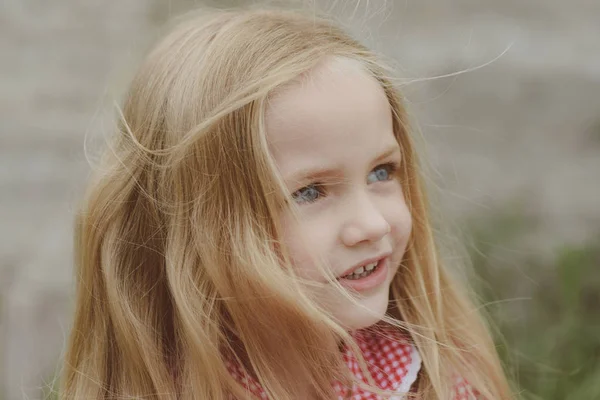 I miei capelli crescono e crescono. Ragazzina con i capelli biondi. La ragazzina indossa i capelli lunghi. Bambino felice con un sorriso adorabile. Bambino piccolo felice sorridente. Mi piace essere felice. — Foto Stock