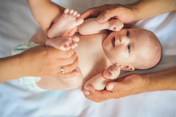 Porque el cuidado comienza en la familia. Bebé recién nacido dado masaje por los padres. Cuidado del bebé recién nacido. Feliz crianza. Ser padre es un reto. Permítete ser un padre feliz para el niño y para ti mismo — Foto de Stock