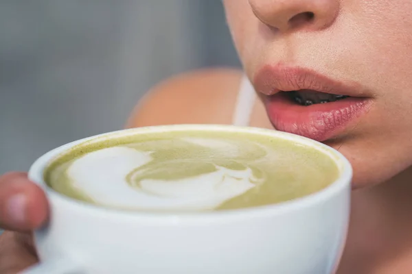 Sexy lippen vrouw drankje Japanse thee uit de beker. perfecte ochtend met groene koffie. Matcha latte theeceremonie van meisje. vrouw ontspannen in café en drinken. Ochtend vibes in café. Goedemorgen koffie — Stockfoto