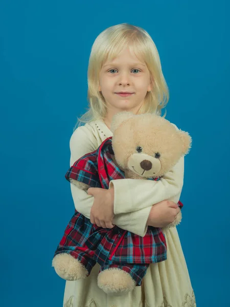 Bonne enfance. Mon jouet d'enfance préféré. Petite fille avec ours en peluche. Petite fille tenir jouet ours. Petit enfant avec peluche. Petit enfant heureux souriant. Mon cadeau de rêve — Photo