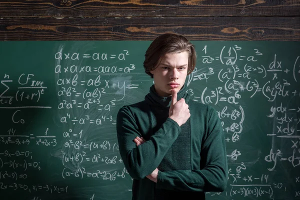 Alte Bücher auf einem runden Holztisch. Erfolgreiche Tutoren sind immer pünktlich und vorbereitet. Schüler brauchen eine sichere Lernumgebung. ausgebildete Fachkraft, die eine Gruppe von Studenten unterrichtet. — Stockfoto