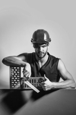 Seksi kaslı erkek yapıcı.