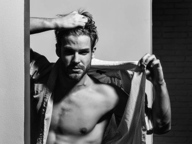 Yakışıklı adam kas gövde gösterir