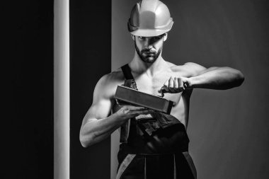 Seksi kaslı erkek yapıcı.