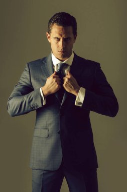 Takım elbiseli yaka tutarak ciddi bir yüz ile işadamı