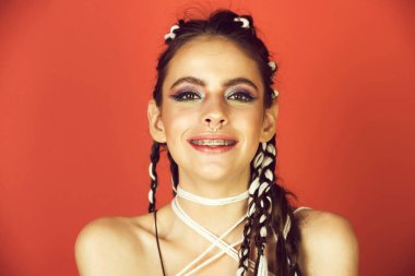 mutlu kız moda makyaj ile dişlerde diş diş telleri