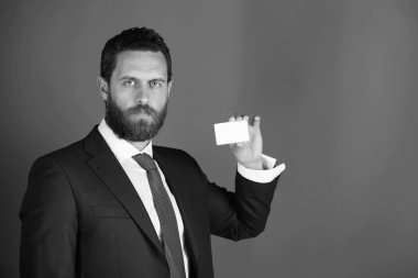 Gümüş iş ya da kredi kartı, iş ahlakı ile kendine güvenen iş adamı