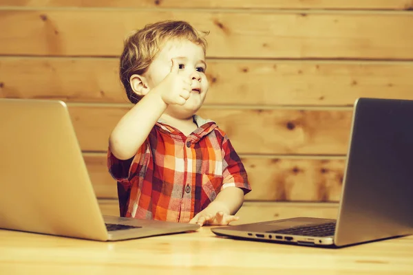 Bonito menino joga em computadores — Fotografia de Stock