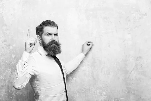 Enseignant, homme barbe sur le visage sérieux ecrire a la craie — Photo