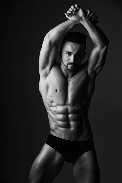 Чоловік з м'язистим тілом в нижній білизні штани — стокове фото