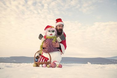 Kardan adam sarılma santa şapka adam