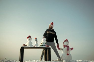 Adam ve mavi gökyüzü elele kardan adam