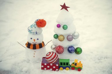 Mavi arka plan üzerinde kar heykeller