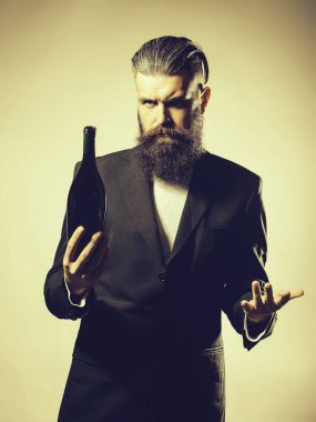 Şarap şişesi ile sakallı adam