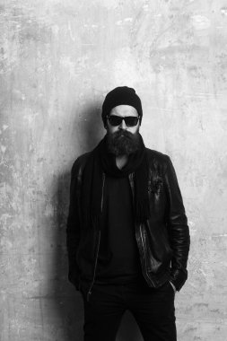 Adam uzun sakal ve bıyık.