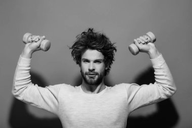 yakışıklı adam sabah egzersiz, barbell ile saç uncombed