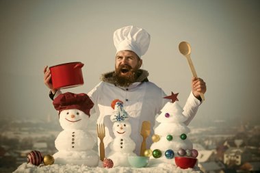 Hipster Şef şapkalı bağırıyor ve kış gününde üniforma