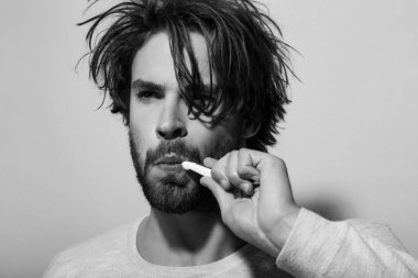 metroseksüel erkek fırça diş macunu ile