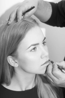 Kırmızı kalem kadın dudaklarından uygulama visagiste