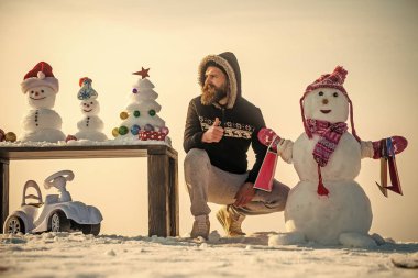 Kardan adam alışveriş torbaları üzerinde beyaz sky ile